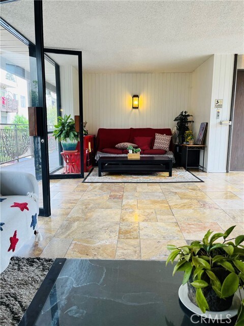 Building Photo - 525 S Ardmore Ave