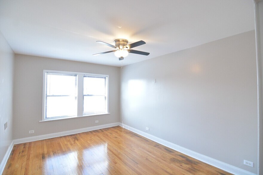 Building Photo - 3247 N Damen Ave