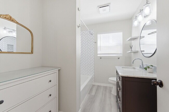 Building Photo - "Picture-perfect 2-1 with Updated Touches, a Cozy Backyard, and Prime Location near Downtown!"