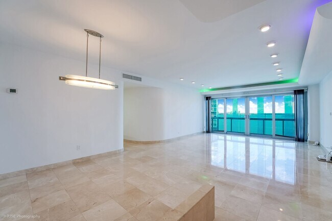 Building Photo - Stunning Waterfront Living in South Brickell
