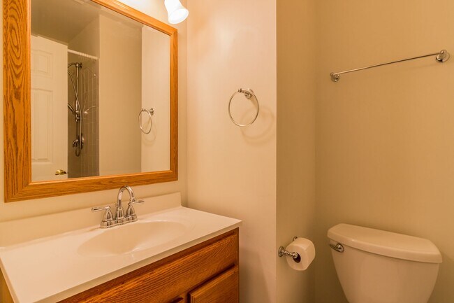 Building Photo - Beautiful 3 Bed 3.5 Bath Brick Interior To...