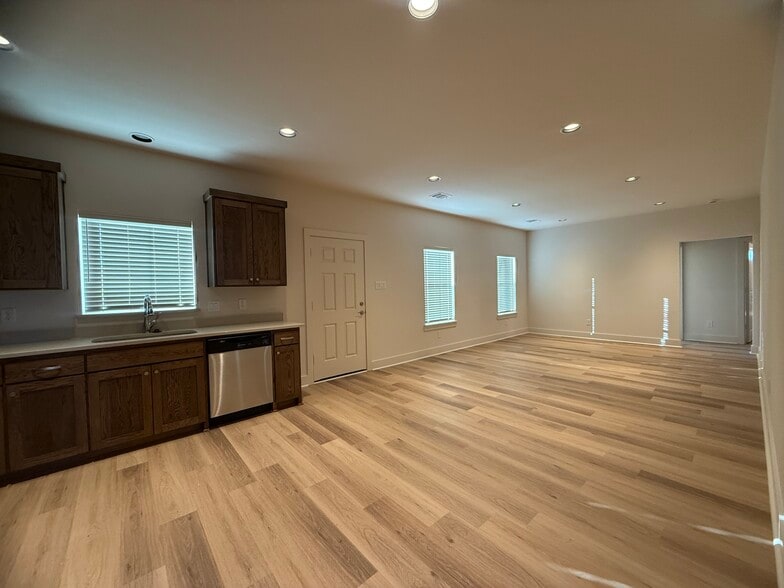 Building Photo - 207 Railroad Ave