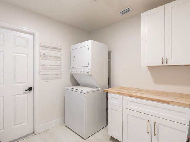 Building Photo - 1123 SW Oak Hollow Ct