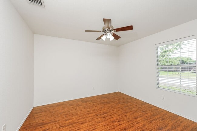 Building Photo - $1,850 4 Bed/2 Bath/2 Garage Ready for Move-in Home in Woodland Creek