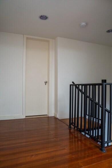 Building Photo - 257 S Spring St