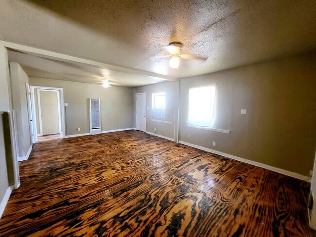 Building Photo - 1513 Sycamore St