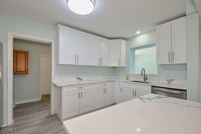 Building Photo - 4370 Deleon St