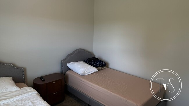Building Photo - RATE DROP ALERT (was $2600/month) and SUMM...