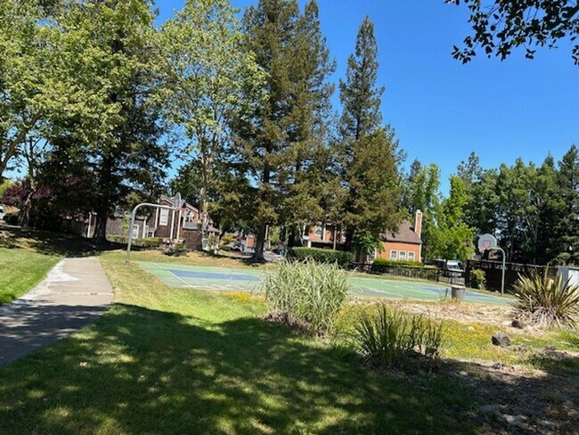 Building Photo - Charming 3 Bedroom, 2.5 Bathroom Condo in ...