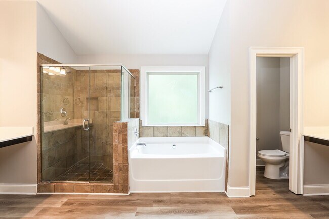 Building Photo - 402 Silver Oak Dr