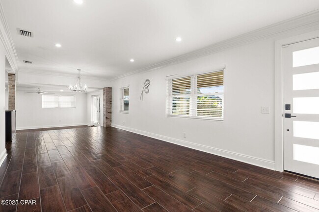 Building Photo - 1528 Oak Ave