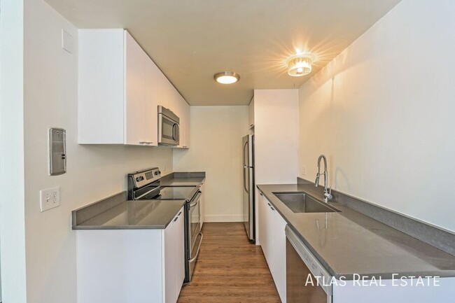 Building Photo - Modern Private 2 Bedroom Apartment - Washe...