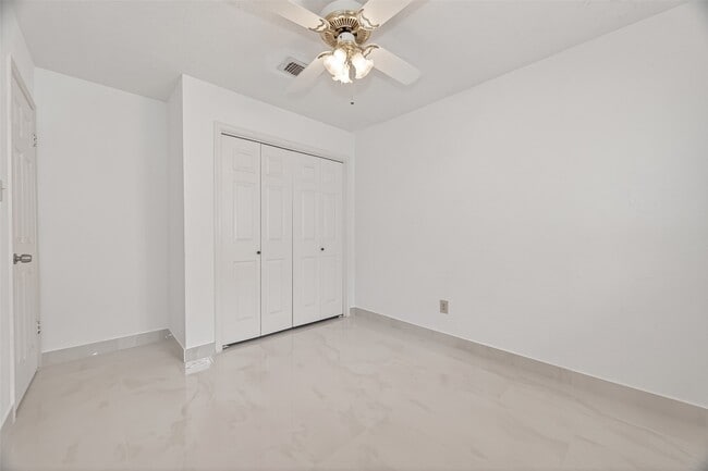 Building Photo - 3306 S Greenpark Dr