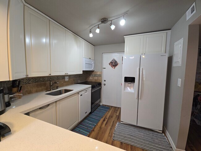 Primary Photo - 2326 S Cypress Bend Dr