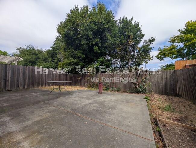 Building Photo - 318 Blossom Way