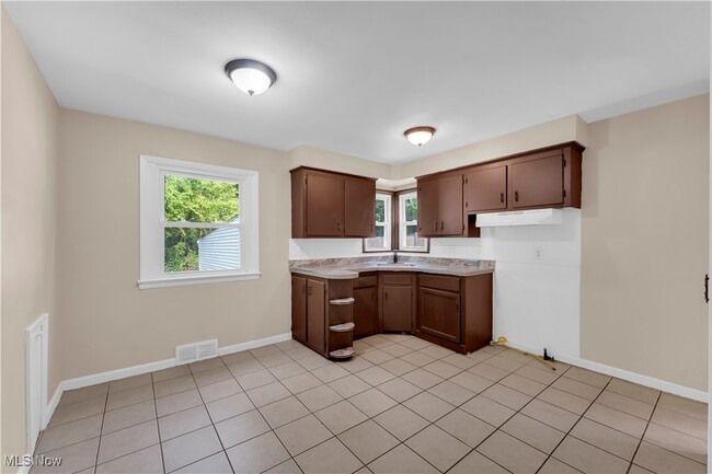 Building Photo - 5037 Greenhurst Dr