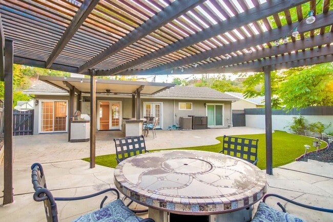 Building Photo - Rare, fully updated, private cul-de-sac one-story single-family house