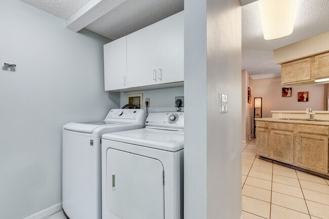 Building Photo - ** PALM RIVER ** 2 BED / 2 BATH - CONDO - NORTH NAPLES - TURNKEY - ANNUAL OR SHORT TERM RENTAL