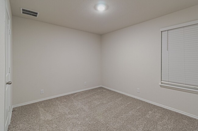 Building Photo - $300 OFF 1ST MONTH RENT IF YOU MOVE IN WIT...