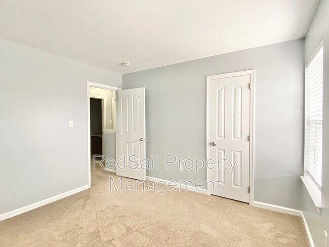 Building Photo - 926 Woodcreek Dr