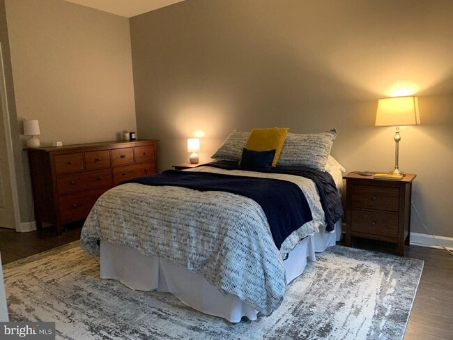 Building Photo - Charming Townhome-Style Condo with Garage ...