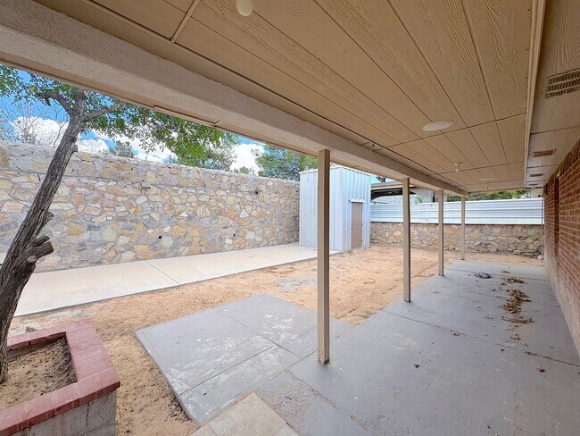 Building Photo - East El Paso 4bed/2bath All Tile Flooring!