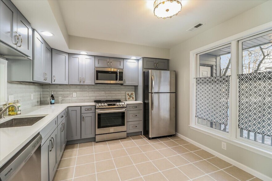 Stunning clean kitchen with quartz tops and stainless steel appliances - 20 Raymond Plz
