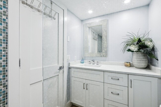 Building Photo - 200 E Royal Palm Rd