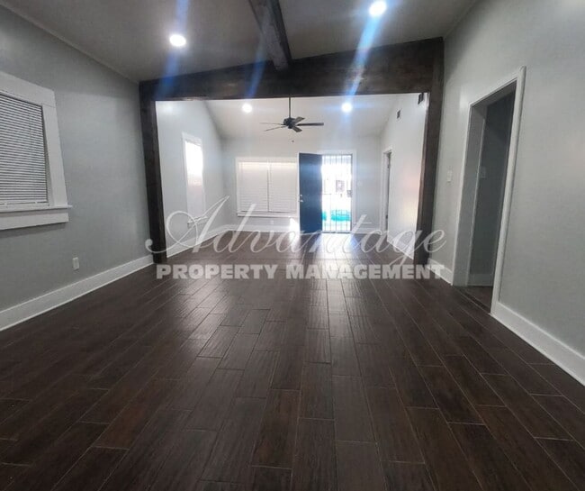 Building Photo - Cozy & Comfortable Newly Renovated 3 Bedro...
