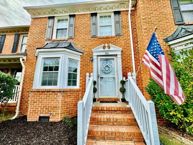 Building Photo - Available 11-14-25! Lakefront Townhome w/2...