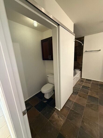 Building Photo - 705 Main St