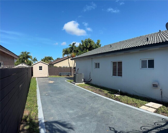 Building Photo - 709 SE 13th Terrace