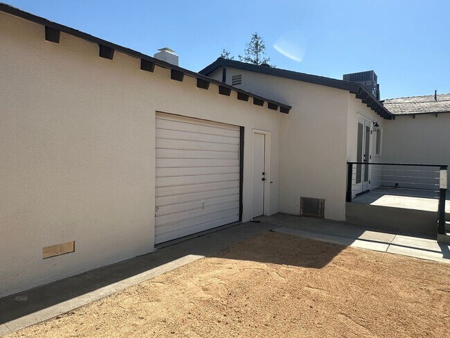 Building Photo - 3+2 RENOVATED W/Drive-Through Garage!