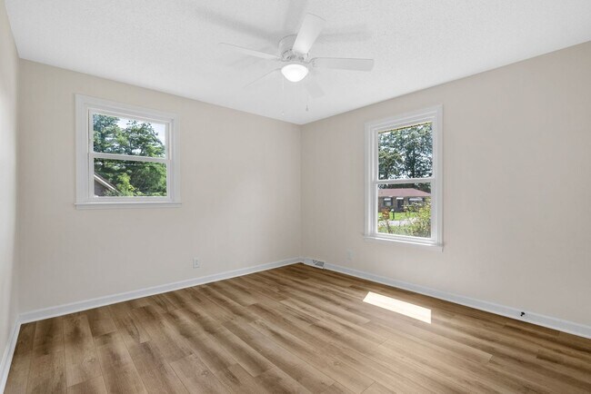Building Photo - 3 Bedroom Pet Friendly Home For Rent with ...