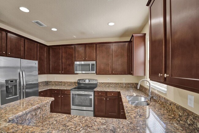 Building Photo - Gorgeous Townhome in Parkland