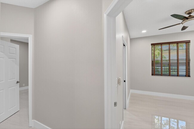 Building Photo - 3043 Lakewood Dr