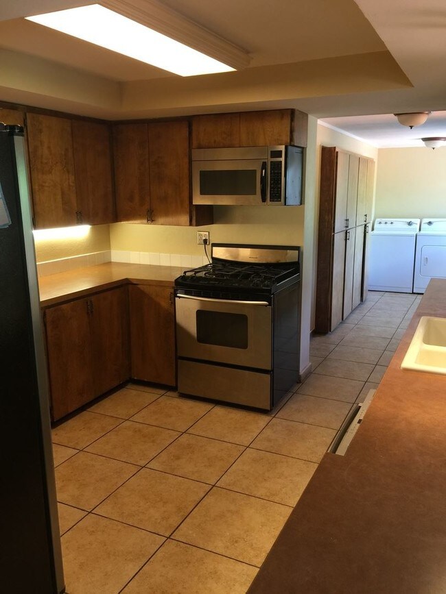 Building Photo - 817 E Jewett Blvd