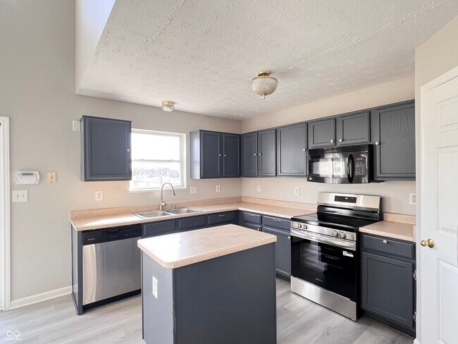 Building Photo - 713 Hollowood Ln