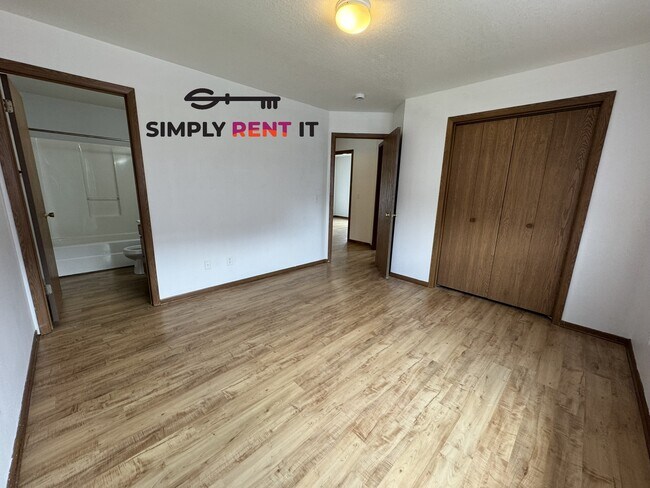 Building Photo - 3 Bedroom 2 Bathroom with Internet!