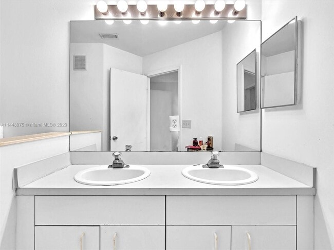 Building Photo - 326 SW 120th Ave