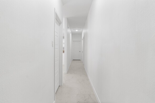 Building Photo - 905 Rotonda Ln