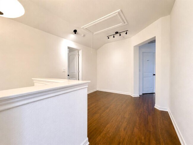 Building Photo - 402 Crater Lake Dr