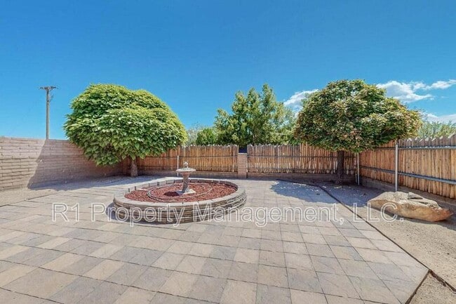 Building Photo - 501 Calle del la Angel