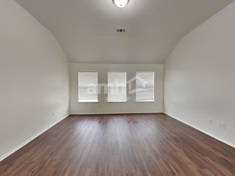 Building Photo - 4724 Ocean Dr