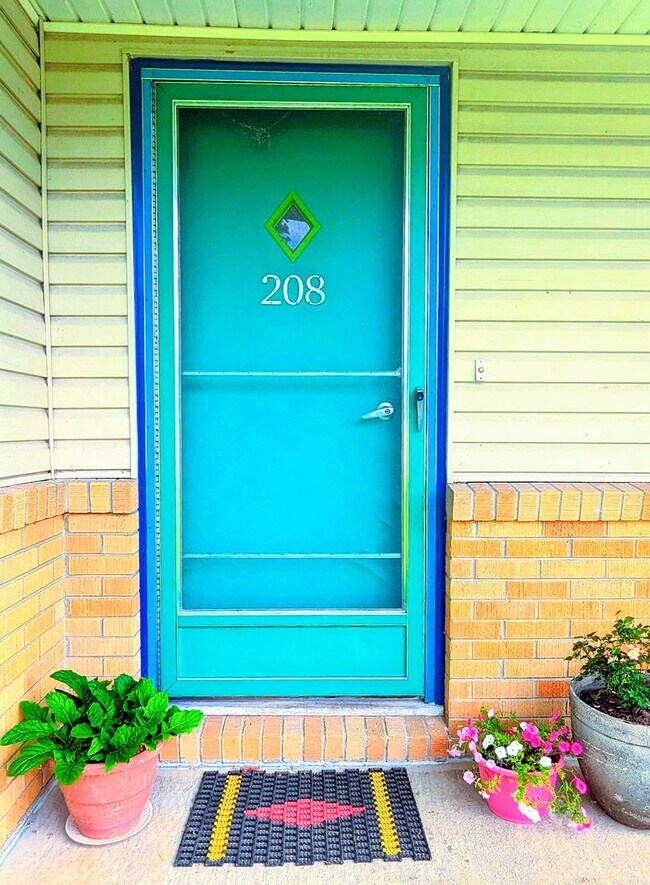 Building Photo - 3 bd, 1.5 ba house, N  Central location, f...