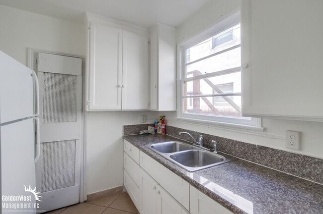 Building Photo - Charming 1Bdm 1Ba Apartment in the Heart o...