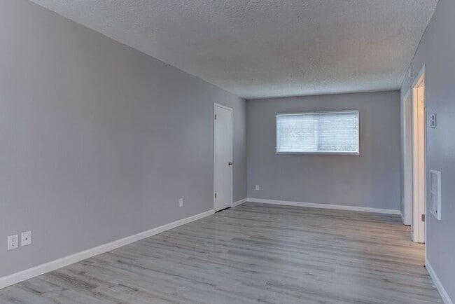 Building Photo - Cozy Studio Apartment - 1st Month Free Ren...