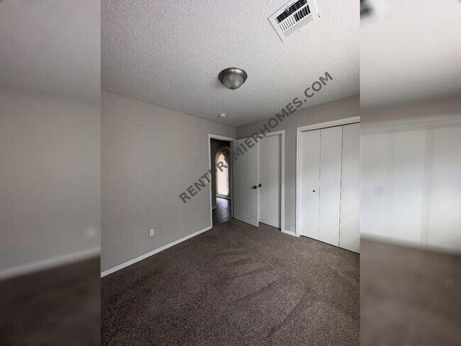 Building Photo - 2632 SW 90th Pl