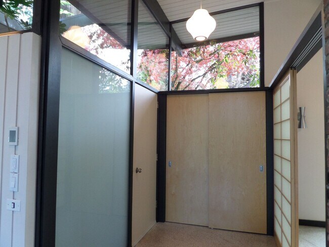 Building Photo - Incredible 3-Bedroom Mid-Century Stunner on Mercer Island! Huge Yard and Central A/C!!