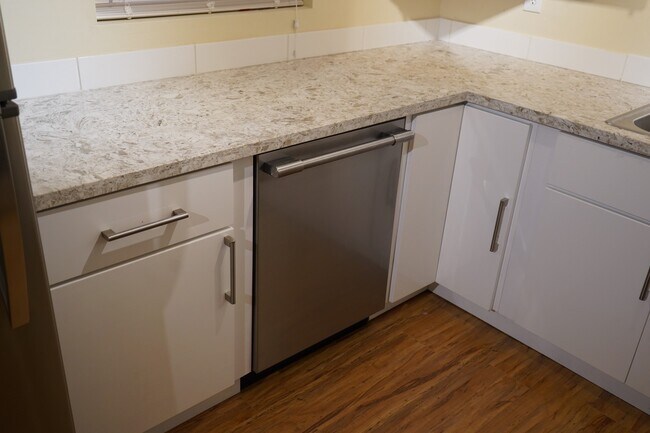 Building Photo - Spacious 3 bedroom, 1 bathroom renovated home
